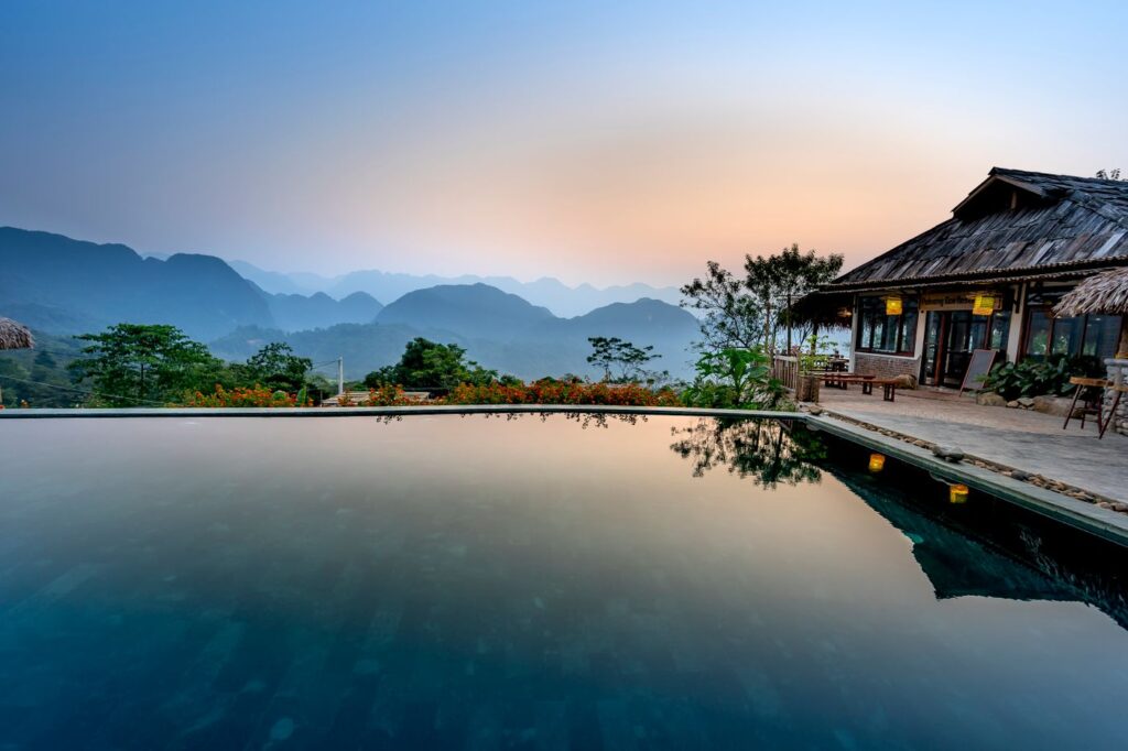 Piscine et terrasse d’un hébergement entouré de végétation