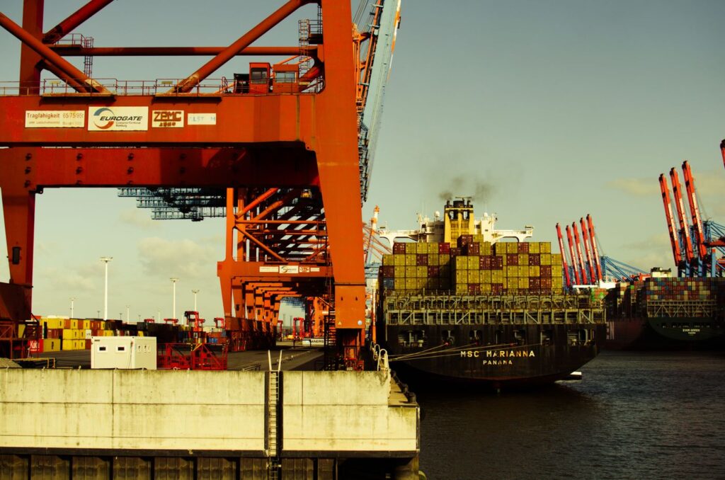 Porte-conteneurs et grues dans un port