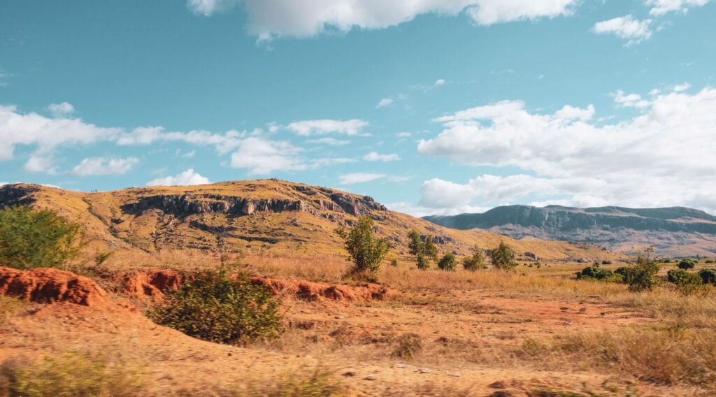 Paysage de montagnes et de prairie dans l’Andringitra à Madagascar